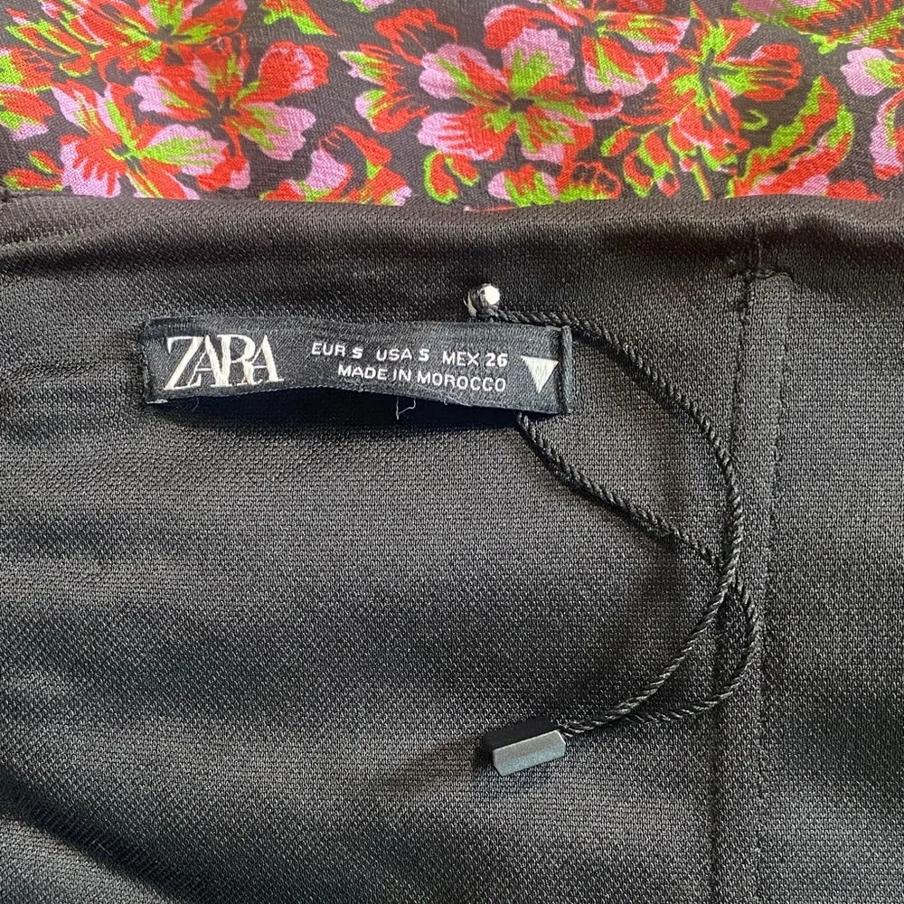 Zara Floral Crop Top in Black and Pink - Picture 5 of 8